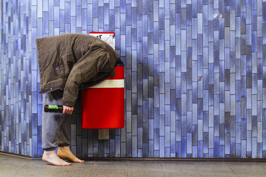 Pfandsammler in der U-Bahn-Station Köln HBF. Köln, 17.10.2016 Foto:xC.xHardtx/xFuturexImage

Pledge collectors in the U Railway Station Cologne Central Station Cologne 17 10 2016 Photo XC xHardtx xFut ...