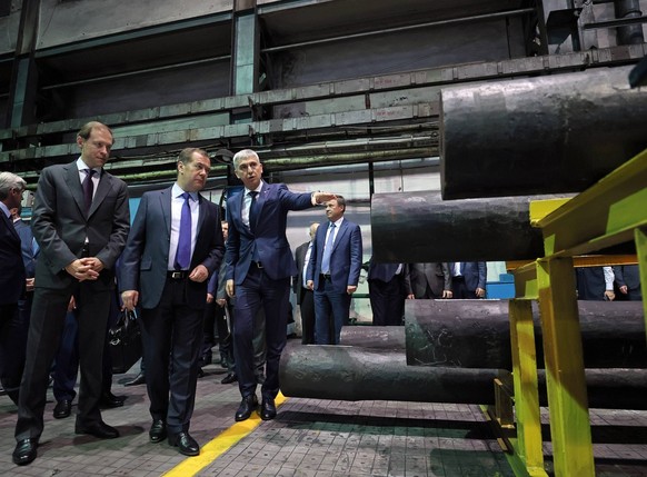 Russlands Ex-Präsident und heutiger Chef des Sicherheitsrates Dmitri Medwedew besucht einen Waffenhersteller.