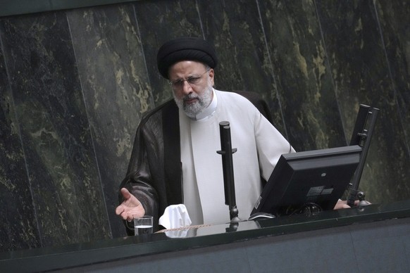 04.10.2022, Iran, Teheran: Ebrahim Raisi, Pr�sident des Iran, spricht w�hrend einer Sitzung zur Vertrauensabstimmung f�r den von ihm vorgeschlagenen Arbeitsminister vor dem Parlament. Foto: Vahid Sale ...