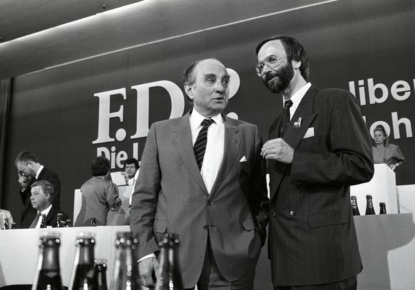 Der damalige FDP-Bundesvorsitzende Otto Graf Lambsdorff (links) in Duisburg 1989.