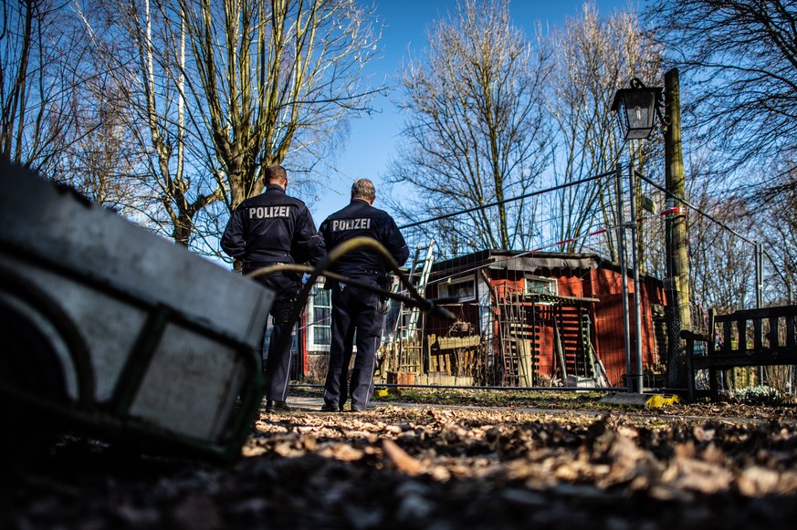 Zwei Polizisten auf dem Campingplatz Eichwald (Archivbild)