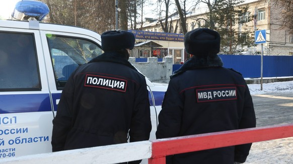 Russland, Tote nach Explosion auf Flugplatz Djagilewo bei Rjasan RUSSIA, RYAZAN - DECEMBER 5, 2022: Police officers are seen at the entrance to Dyagilevo Airfield. Three people died and five were inju ...