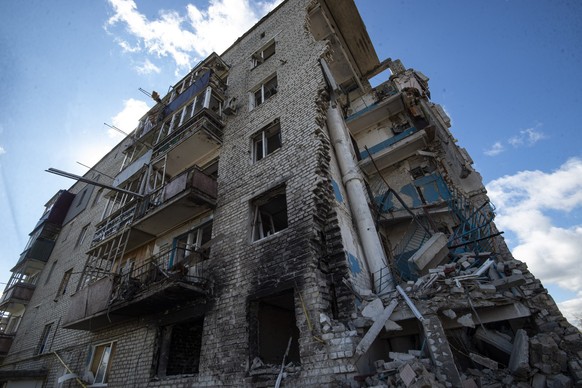 19.09.2022, Ukraine, Isjum: Zerstörte Gebäude stehen in der Stadt Isjum in der Region Charkiw. Sie wurden mutmaßlich von der russischen Armee bei den Kämpfen, die hier seit dem Beginn der russischen I ...