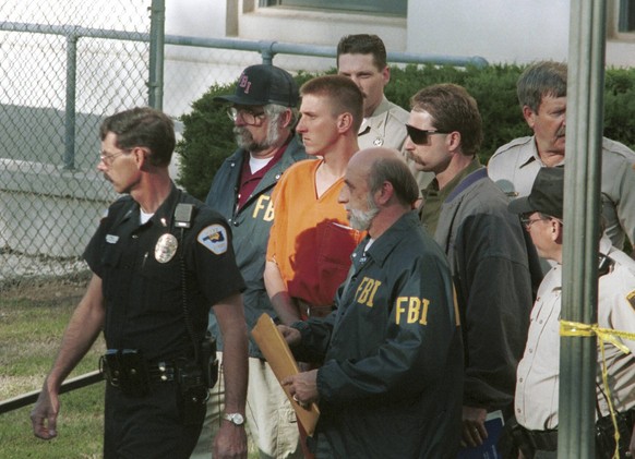 April 17, 2001, Oklahoma City, OK, United States: Alleged Oklahoma city bomber TIMOTHY MCVEIGH, 27, is led by law enforcement out of the Noble County Courthouse in Perry, Oklahoma on April 21, 1995 fo ...