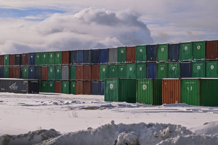 Daily Life In Edmonton Area EDMONTON, CANADA - FEBRUARY 03: A large stockpile of shipping containers is seen in a field in North East Edmonton, AB, Canada, on February 03, 2025 Edmonton Canada PUBLICA ...