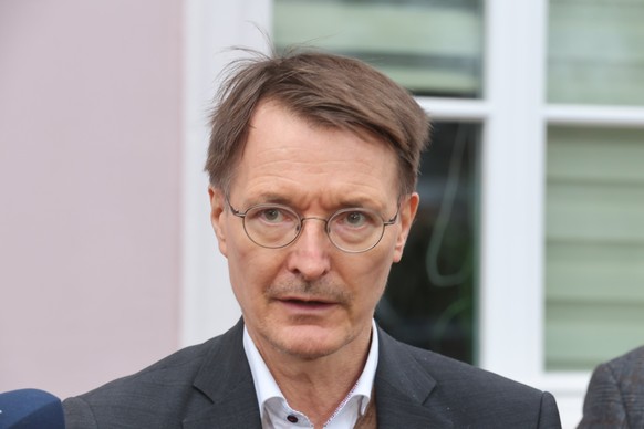 22.12.2022, Th�ringen, Gotha: Karl Lauterbach (SPD), Bundesgesundheitsminister spricht vor der Presse nach einem Besuch einer Pflegeeinrichtung f�r ukrainische Kinder. Foto: Bodo Schackow/dpa +++ dpa- ...