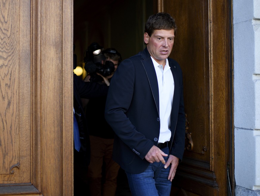 ARCHIV - 14.09.2017, Schweiz, Weinfelden: Der ehemalige deutsche Radrennfahrer Jan Ullrich kommt aus dem Rathaus nach einer Gerichtsverhandlung. Gut ein Jahr nach einem Angriff auf eine Escort-Dame in ...