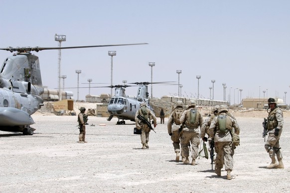 Al Qaim, Iraq, June 18, 2005 - Marines approach two CH-46E helicopters to catch a ride into the battlefield. PUBLICATIONxINxGERxSUIxAUTxONLY Copyright: StocktrekxImages stk101859m

Al Qaim Iraq June ...