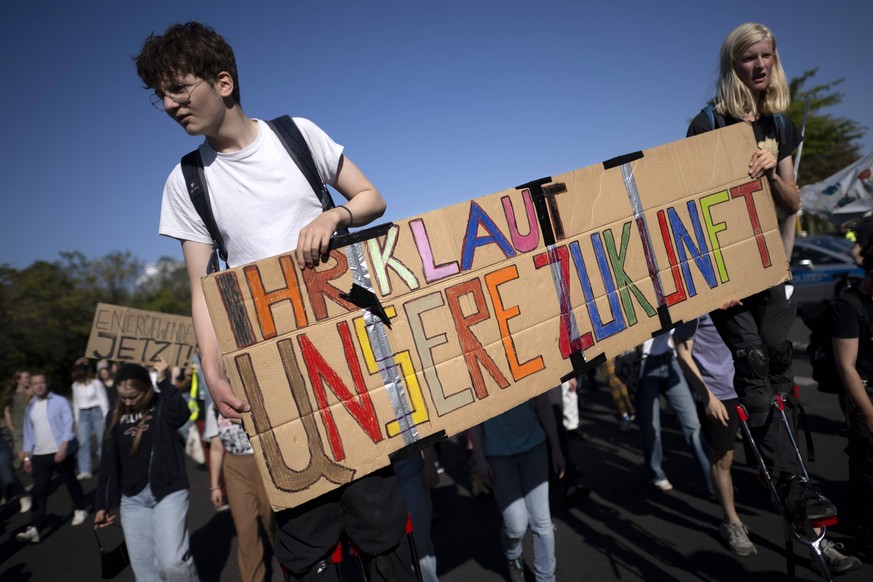 Fridays for Future, Klimastreik DEU, Deutschland, Germany, Berlin, 20.09.2024 Demonstranten der Fridays For Future Bewegung mit Plakat Ihr Klaut Unsere Zukunft auf der Kundgebung und Demonstration von ...