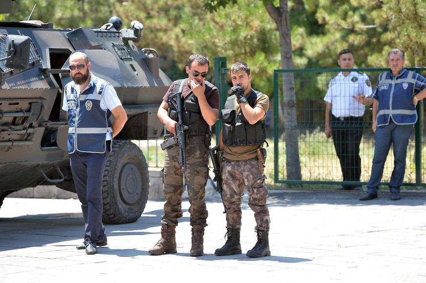 Sicherheitskräfte vor einem Gerichtsgebäude in Ankara während des gescheiterten Putsches 2016.