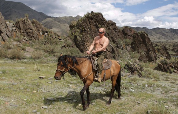 2009 zeigte sich Wladimir Putin oberkörperfrei – solche Macho-Posen gehören zu den Markenzeichen des Kreml-Chefs.