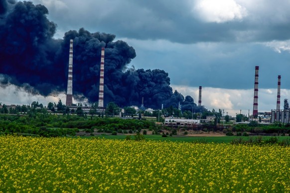 Die Ölraffinerie in Lyssytschansk nach einem russischen Bombenangriff im Mai 2022.