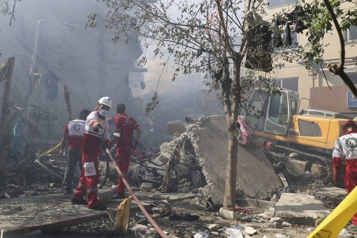 dpatopbilder - HANDOUT - 13.06.2025, Iran, Teheran: Auf diesem von der iranischen Gesellschaft des Roten Halbmonds veröffentlichten Foto arbeiten Rettungskräfte am Ort einer Explosion nach einem israe ...