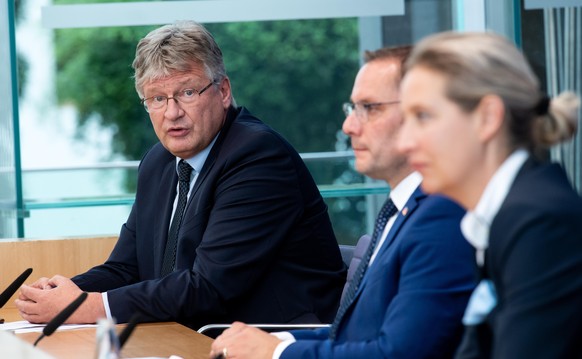 Die AfD-Spitzenkandidaten bei der Bundestagswahl, Tino Chrupalla (M) und Alice Weidel, sowie Jörg Meuthen, Bundessprecher der AfD, sitzen in der Bundespressekonferenz, um sich zum Ausgang der Bundesta ...