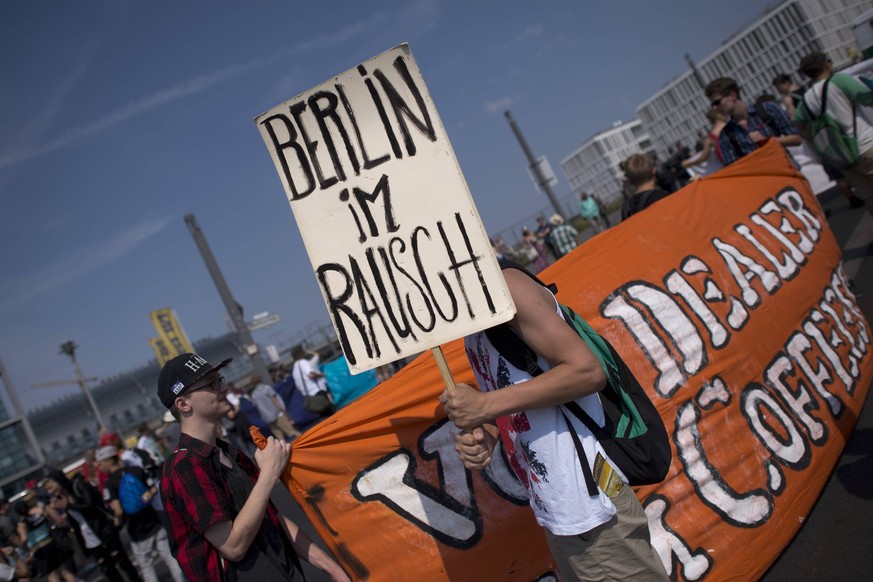 Hanfparade Berlin DEU, Deutschland, Germany, Berlin, 08.08.2015 Teilnehmer mit Plakat Berlin im Rausch auf der Hanfparade unter dem Motto Nutzt Hanf Fuer fuer Die Leagalisierung von Cannabis als Rohst ...