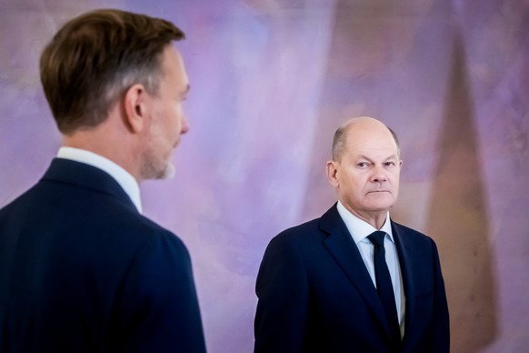 07.11.2024, Berlin: Bundeskanzler Olaf Scholz (r/SPD) schaut auf Christian Lindner (FDP), ehemaliger Bundesminister der Finanzen im Schloss Bellevue. Foto: Christoph Soeder/dpa +++ dpa-Bildfunk +++