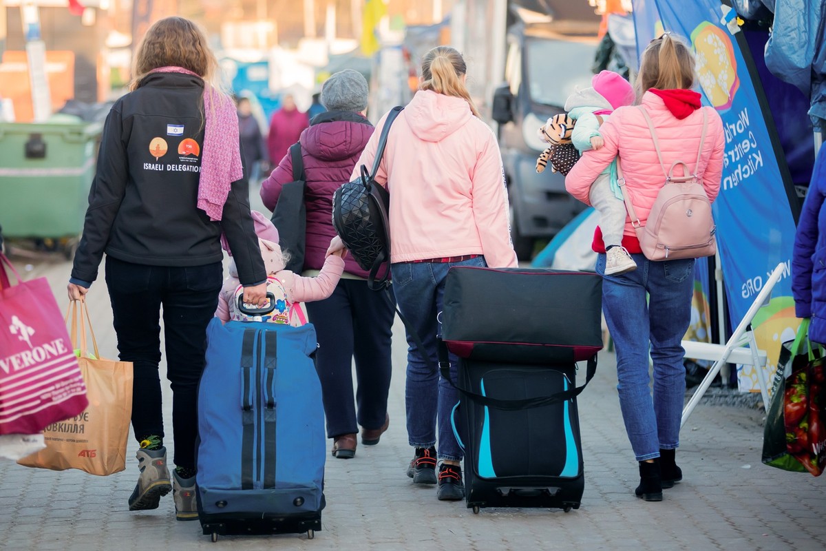 ARCHIV - 13.04.2022, Polen, Przemysl: Frauen und Kinder, die aus der Ukraine geflohen sind, werden am Grenzübergang Medyka, kurz hinter der ukrainischen Grenze, auf polnischer Seite, von einer freiwil ...