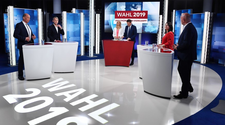 Die Thüringer Spitzenkandidaten Wolfgang Tiefensee (l, SPD), Björn Höcke (2.v.l, AfD), Anja Siegesmund (2.v.r, Bündnis90/Die Grünen) und Thomas Kemmerich (r, FDP) stehen sich beim "Thüringen-Vierkampf ...