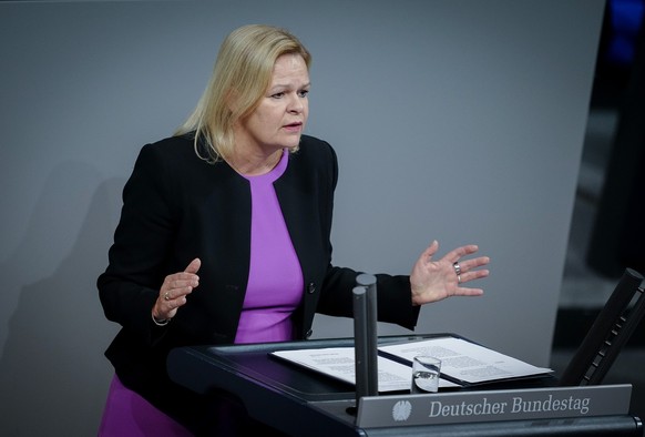 14.12.2022, Berlin: Nancy Faeser (SPD), Bundesministerin für Inneres und Heimat, spricht im Bundestag in der aktuellen Stunde zur Bedrohung durch Netzwerke von Reichsbürgern und Rechtsextremisten. Fot ...