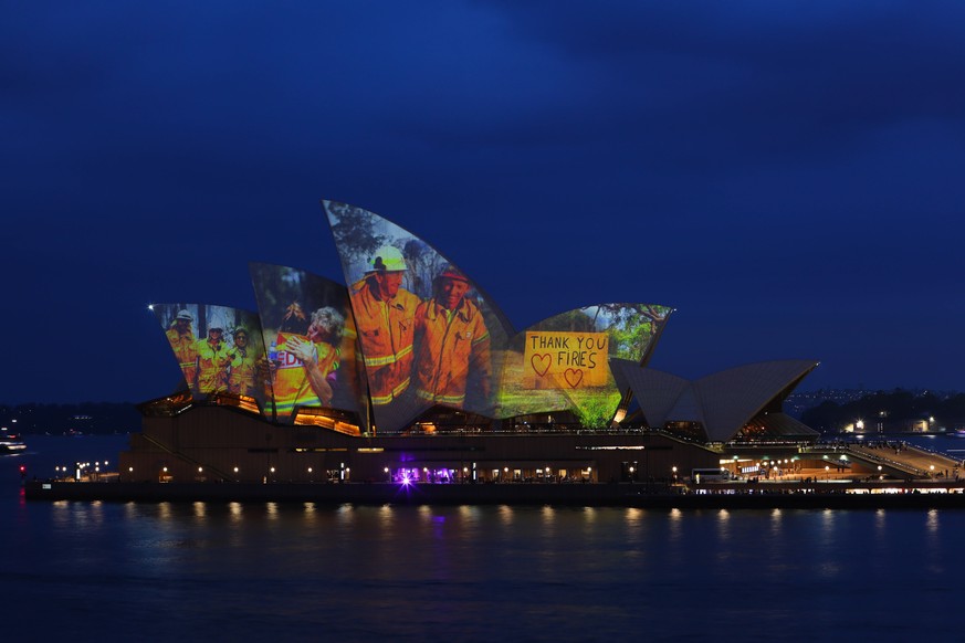 Das berühmte Opernhaus in Sydney bedankt sich bei den Feuerwehrfrauen und -Männern, die gegen Buschfeuer kämpfen.