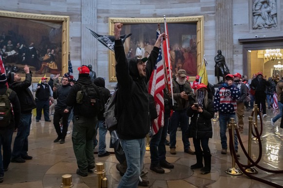 Am 6. Januar 2021 haben Trump-Anhänger gewaltsam das US-Kapitol gestürmt, dabei starben fünf Menschen.