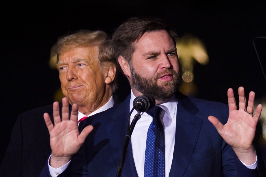 News Bilder des Tages November 7, 2022, Vandalia, Ohio, USA: Former President DONALD TRUMP campaigns with J.D. VANCE, the Republican candidate for Ohio s Senate race, at a rally in Vandalia, Ohio, Mon ...