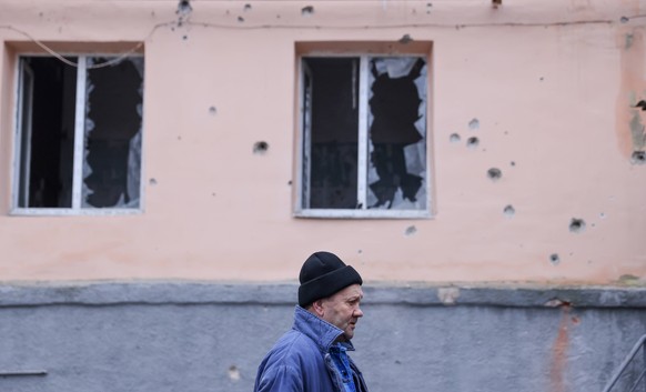 News Bilder des Tages DONETSK, DONETSK PEOPLE S REPUBLIC - FEBRUARY 26, 2022: A local man stands before an apartment building damaged by shellfire. Tensions started heating up in Donbass on February 1 ...