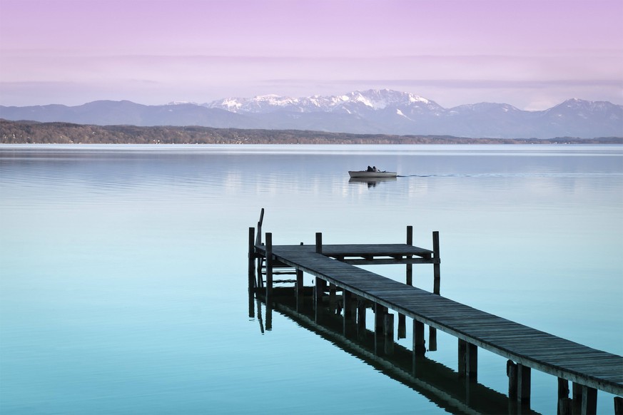 Bootssteg am Starnberger See in Deutschland bei Sonnenuntergang , Deutschland, Bayern landing stage at Lake Starnberg at sunset, Germany, Bavaria BLWS612374 Copyright: xblickwinkel/McPHOTO/M.xGannx