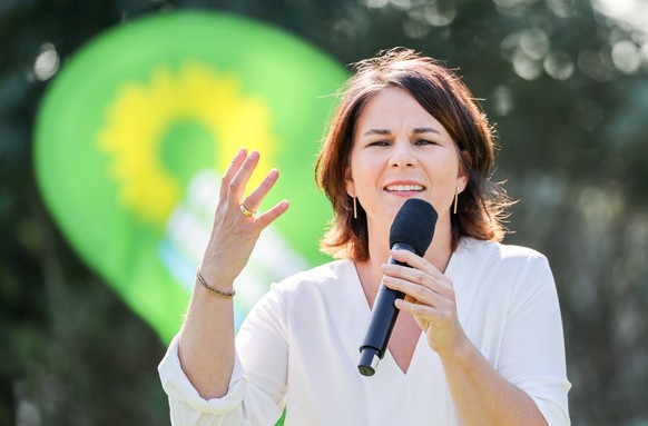 08.09.2021, Sachsen-Anhalt, Halle (Saale): Die Kanzlerkandidatin Annalena Baerbock (Die Gr�nen) spricht bei einer Wahlkampfveranstaltung auf der Ziegelwiese. Foto: Jan Woitas/dpa-Zentralbild/dpa +++ d ...