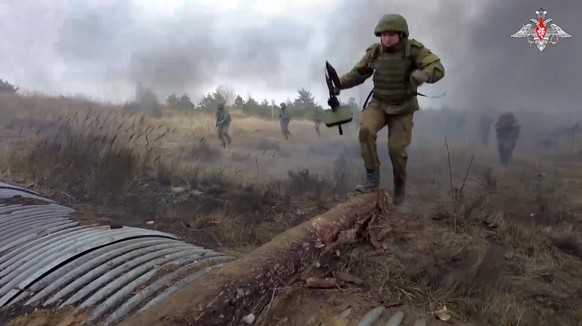 HANDOUT - 12.11.2022, Belarus, ---: Dieses vom Pressedienst des russischen Verteidigungsministeriums ver�ffentlichte Foto zeigt einen russischen Soldaten, der an einem Kampftraining auf einem belaruss ...