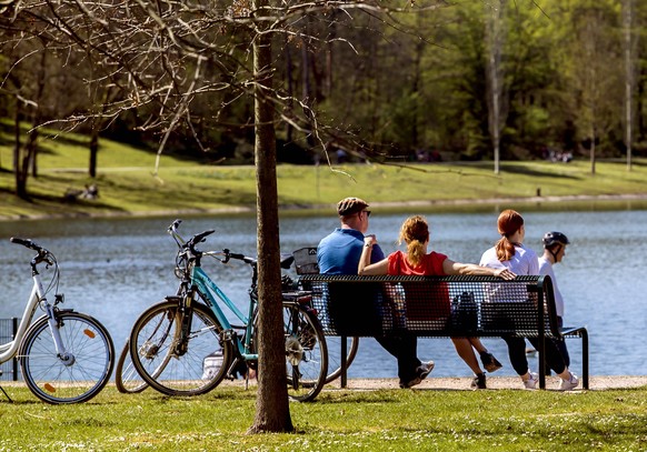 Gerne geht man bei diesem Wetter mit seiner Familie in den Park.