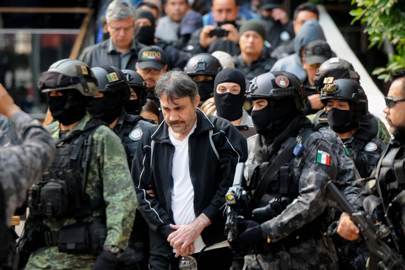 Dámaso López, "der Akademiker", flankiert von mexikanischen Sicherheitskräften.