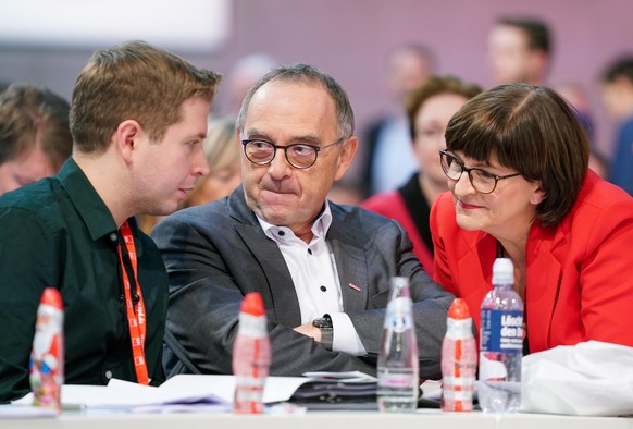Kevin Kühnert (SPD, l-r), Bundesvorsitzender der Jusos, spricht mit Norbert Walter-Borjans, Kandidat für den Parteivorsitz der SPD, und Saskia Esken, Kandidatin für den Parteivorsitz der SPD, beim SPD ...