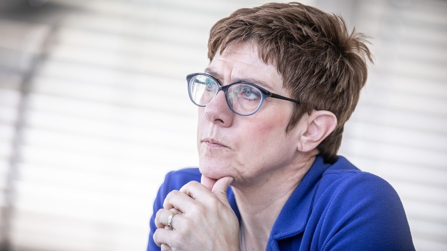 30.04.2019, Berlin: Annegret Kramp-Karrenbauer, Bundesvorsitzende der CDU, sitzt bei einem Interview mit der Deutschen Presse-Agentur dpa. Foto: Michael Kappeler/dpa +++ dpa-Bildfunk +++