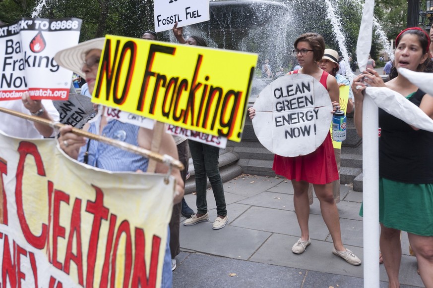 Umweltaktivisten demonstrieren gegen die umstrittene Methode des Frackings.