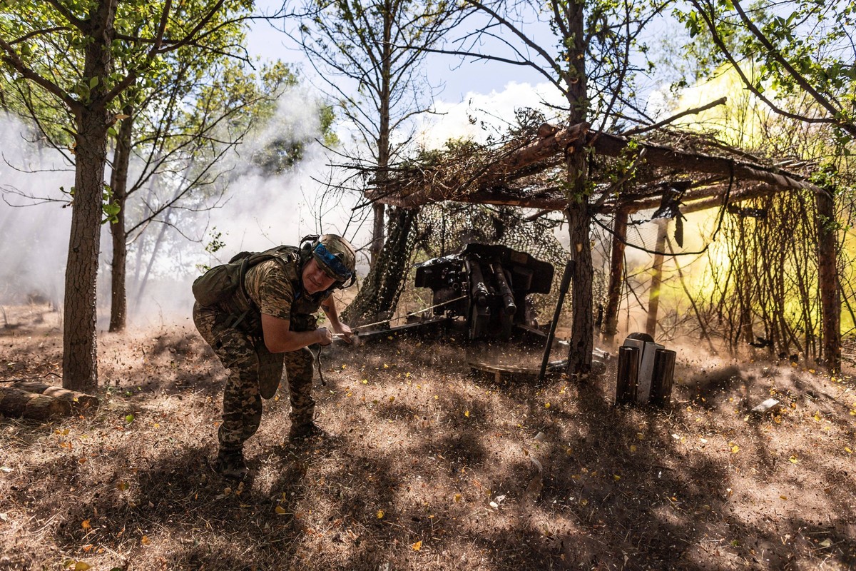 Ukrainian territorial defense soldiers prepare D-30 artillery near Toretsk DONETSK OBLAST, UKRAINE - JULY 24: Ukrainian territorial defence soldiers from the Donetsk Oblast fire D-20 artillery in the ...