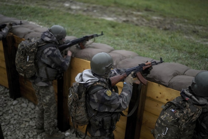 09.10.2024, Frankreich, --: Ukrainische Soldaten trainieren in einem Militärlager in Ostfrankreich, als der französische Präsident Macron zum ersten Mal mit einigen der fast 15.000 ukrainischen Soldat ...