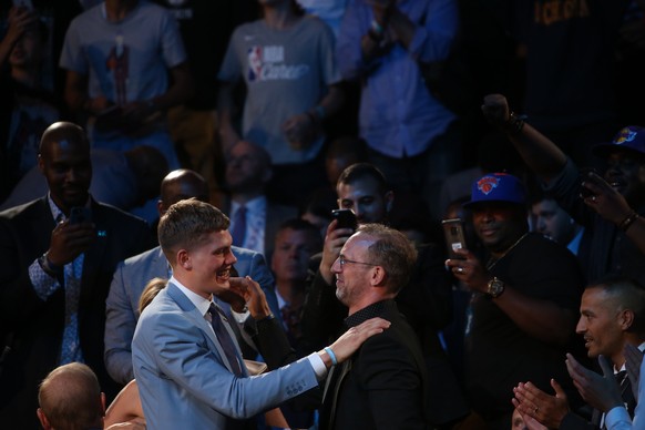 Der Moment der sein Leben änderte: Moritz Wagner (l.) erfährt, dass er als Nummer 25 bei den L.A. Lakers gewählt ist.&nbsp; &nbsp;