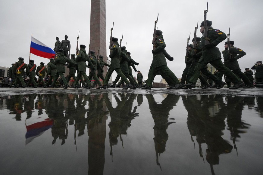 dpatopbilder - 18.01.2023, Russland, St. Petersburg: Soldaten der russischen Armee marschieren während einer Veranstaltung zum 80. Jahrestag des Bruchs der Belagerung Leningrads (heute St. Petersburg) ...