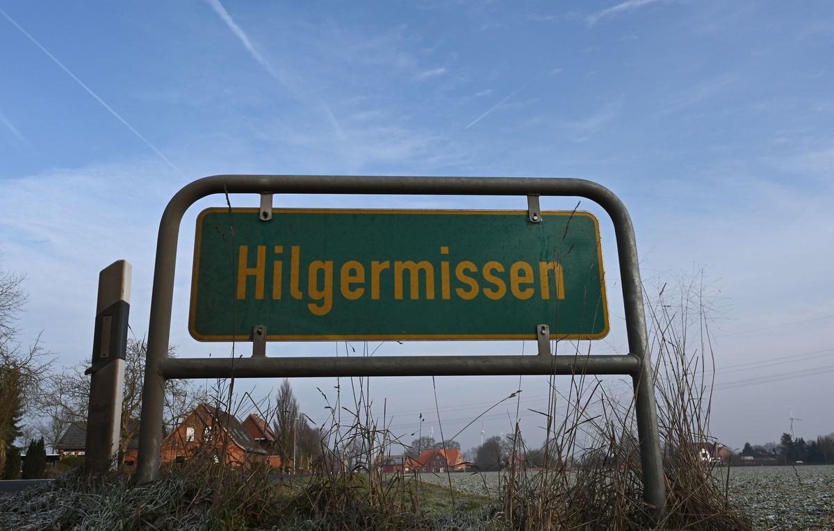 Ob sich das einsame Ortsschild über Straßenschilder mit richtigen Namen freuen würde, wissen wir nicht.