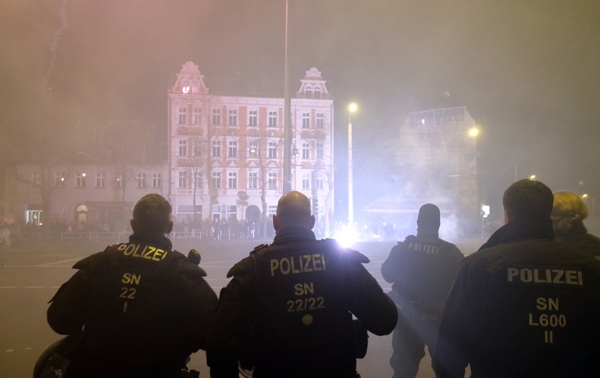 Polizisten in der Silvesternacht in Leipzig.