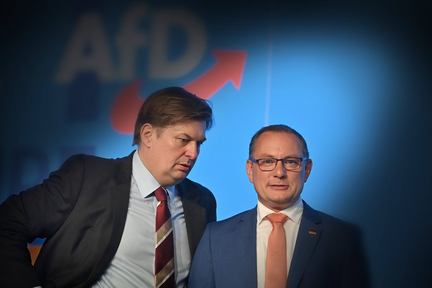 Nach Spionage-Vorwuerfen: Haftbefehl gegen Mitarbeiter von AfD-Spitzenkandidat Krah. ARCHIVFOTO: v.li:EU Abgeordneter Maximilian KRAH, Tino CHRUPALLA Bundessprecher vor Logo. 14.Bundesparteitag der Af ...