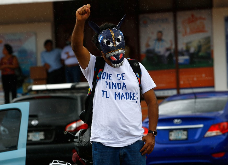 Ein Demonstrant mit dem Moto der Protestbewegung auf dem Shirt: "Que se rinda tu madre!" (Wörtlich: "Lass deine Mutter sich ergeben") bedeutet hier jedoch eher soviel wie "F*** dich!" und ist wohl an den Präsidenten gerichtet.
