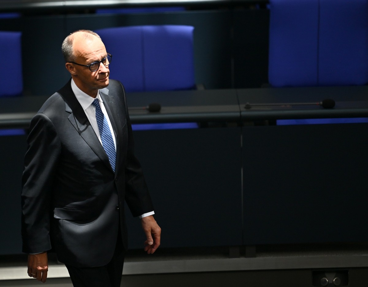 06.05.2025, Berlin: Der designierte Bundeskanzler Friedrich Merz (CDU) kommt zur Wahl des Kanzlers in den Bundestag. Im Bundestag findet die Wahl und Vereidigung des Bundeskanzlers und der neuen Bunde ...