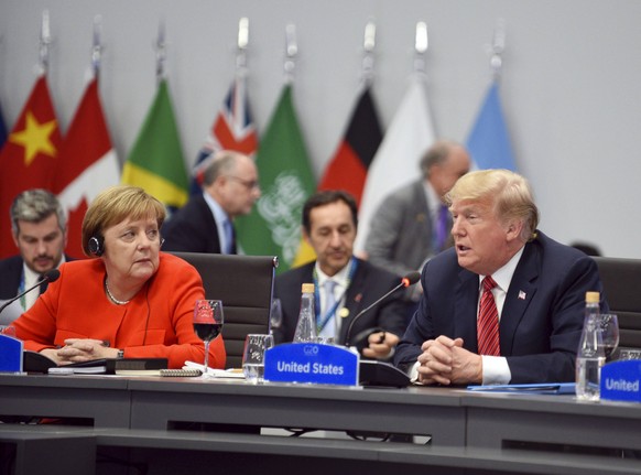 News Bilder des Tages December 1, 2018 - Buenos Aires, Argentina - German Chancellor ANGELA MERKEL, left, listens as U.S. President DONALD TRUMP address the plenary session on Day Two of the G20 Summi ...