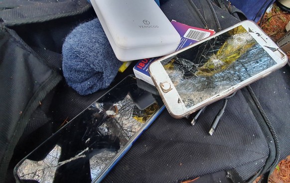Zerstörte Handys von Geflüchteten an der polnisch-belarussischen Grenze