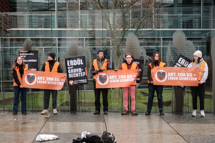 Letzte Generation überklebt Grundgesetztafeln mit Öl und Plakaten Judith Beadle, Jakob Beyer. Am 04.03.2023 um 9 Uhr beschmierten Aktivist*innen der sog. Letzten Generation die Grundgesetztafeln am de ...