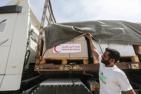 21.10.2023, Palästinensische Gebiete, Rafah: Lastwagen mit humanitärer Hilfe für den Gazastreifen fahrenin Rafah aus Ägypten ein. Erste Hilfslieferungen in den Gazastreifen sind angelaufen. Foto: Moha ...