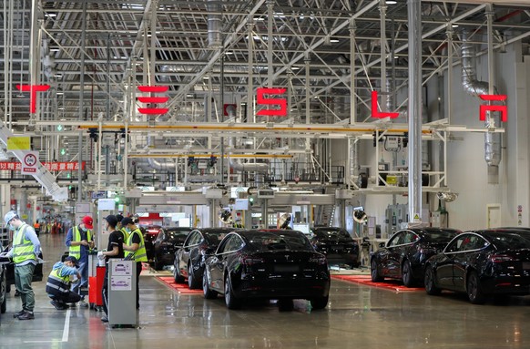 ARCHIV - 20.11.2020, China, Shanghai: Blick in die Tesla Giga-Fabrik in Shanghai. Der US-Elektro-Autohersteller muss in China rund 80 000 Fahrzeuge wegen Problemen mit der Software und den Sicherheits ...