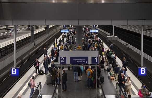 08.10.2022, Berlin: Reisende stehen auf Bahnsteigen im Hauptbahnhof, nachdem der Fernverkehr in Norddeutschland zum Erliegen gekommen ist. Eine technische Störung führt nach Angaben der Deutschen Bahn ...